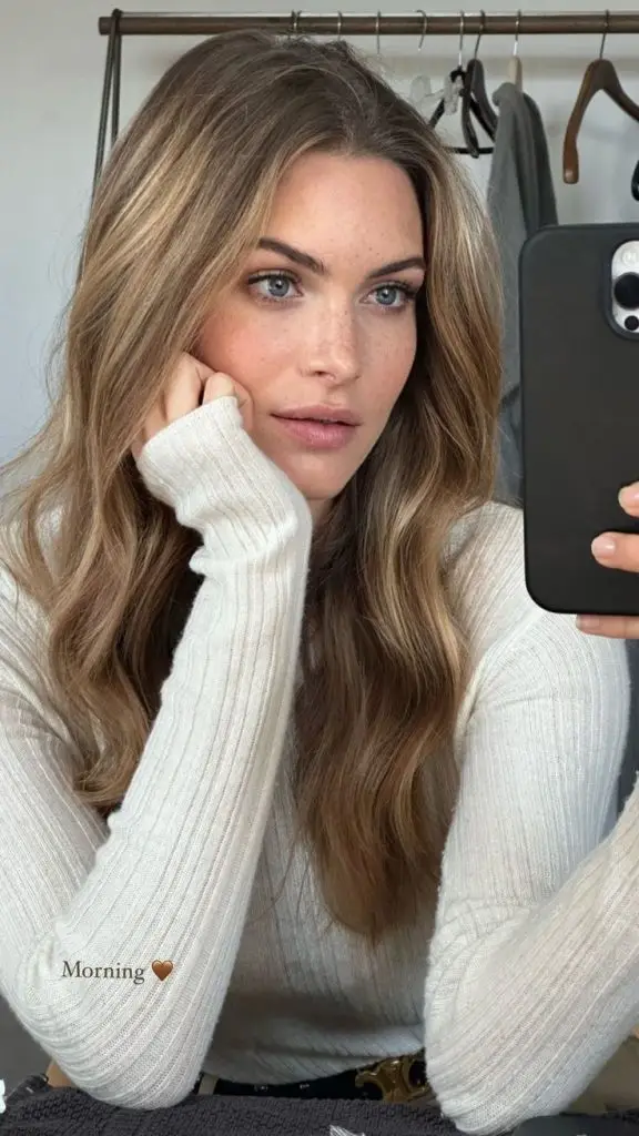 Effortless Brunette Layers with Subtle Highlights