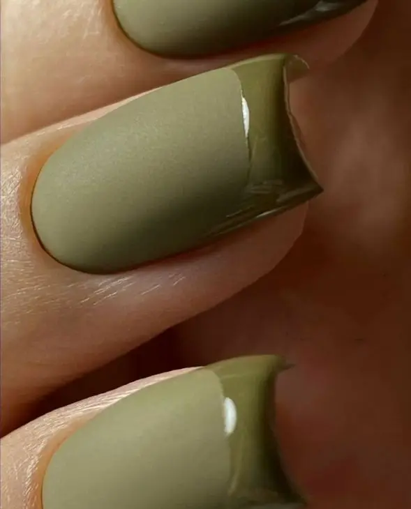 Short Nude Acrylic Nails with Metallic Line Accents
