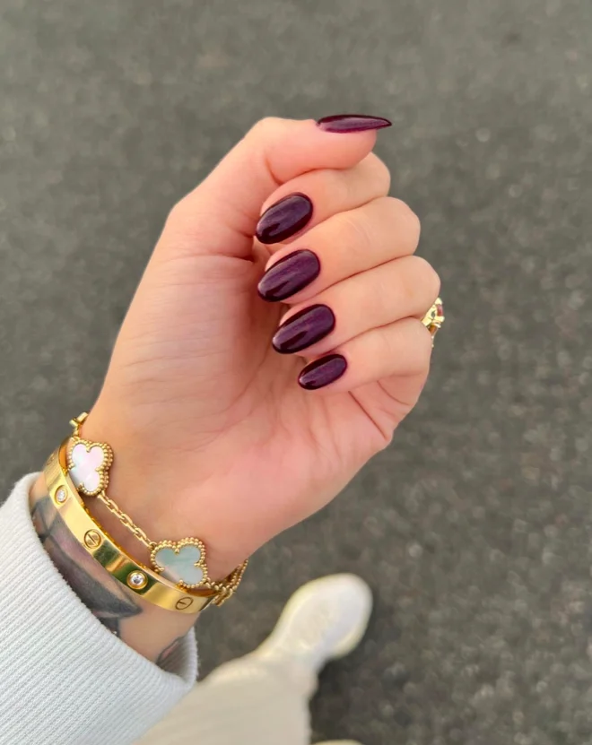 Minimalist Graphic Nails
