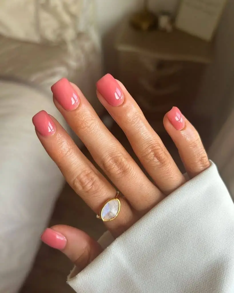 Neutral beige nails with minimalist accents