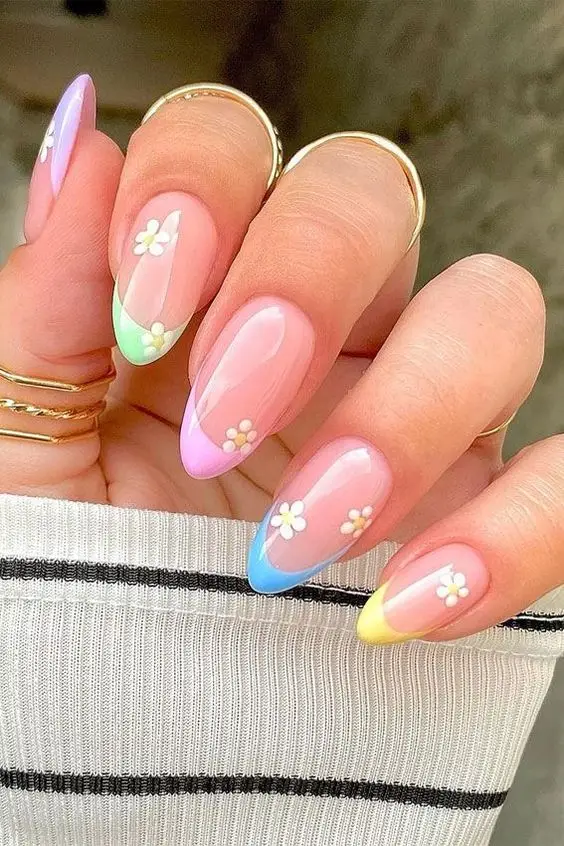 Whimsical Pastel Daisy Spring Nail Design