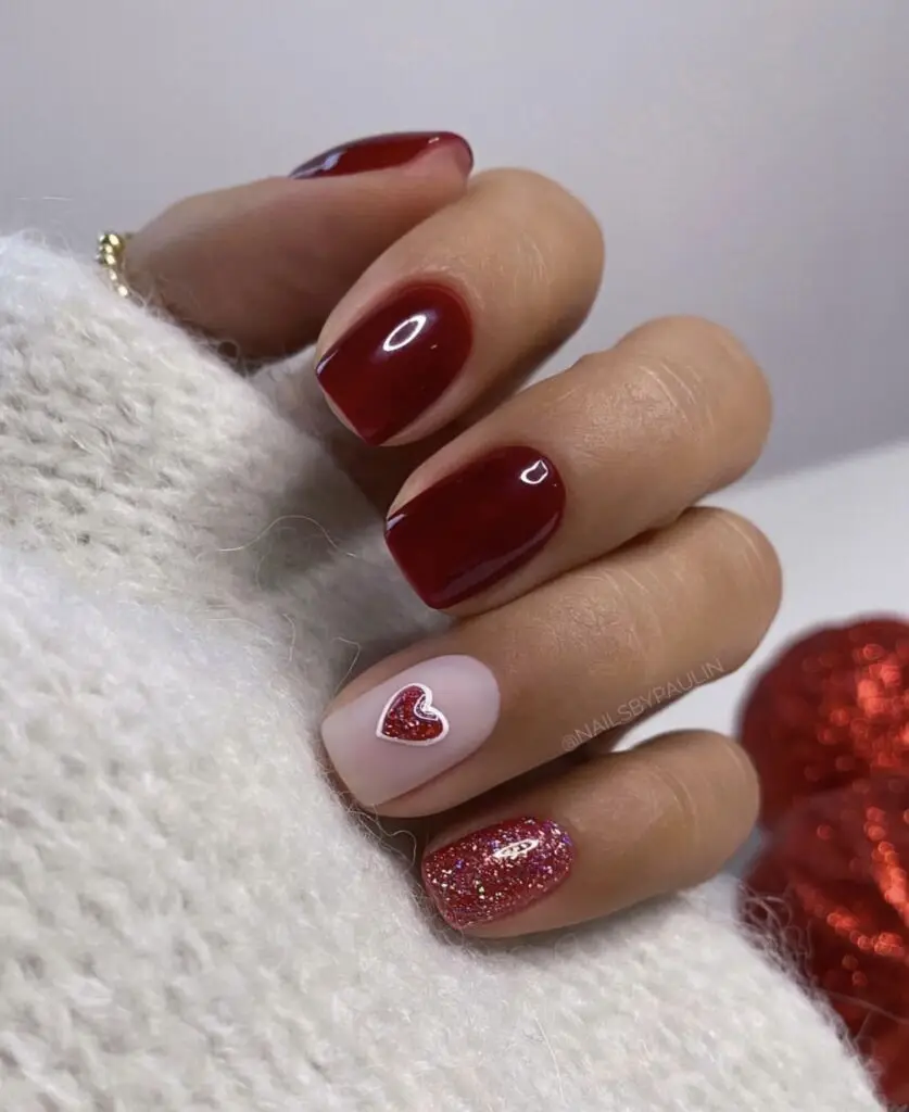 Short acrylic nails in warm autumn hues with Thanksgiving-inspired accents