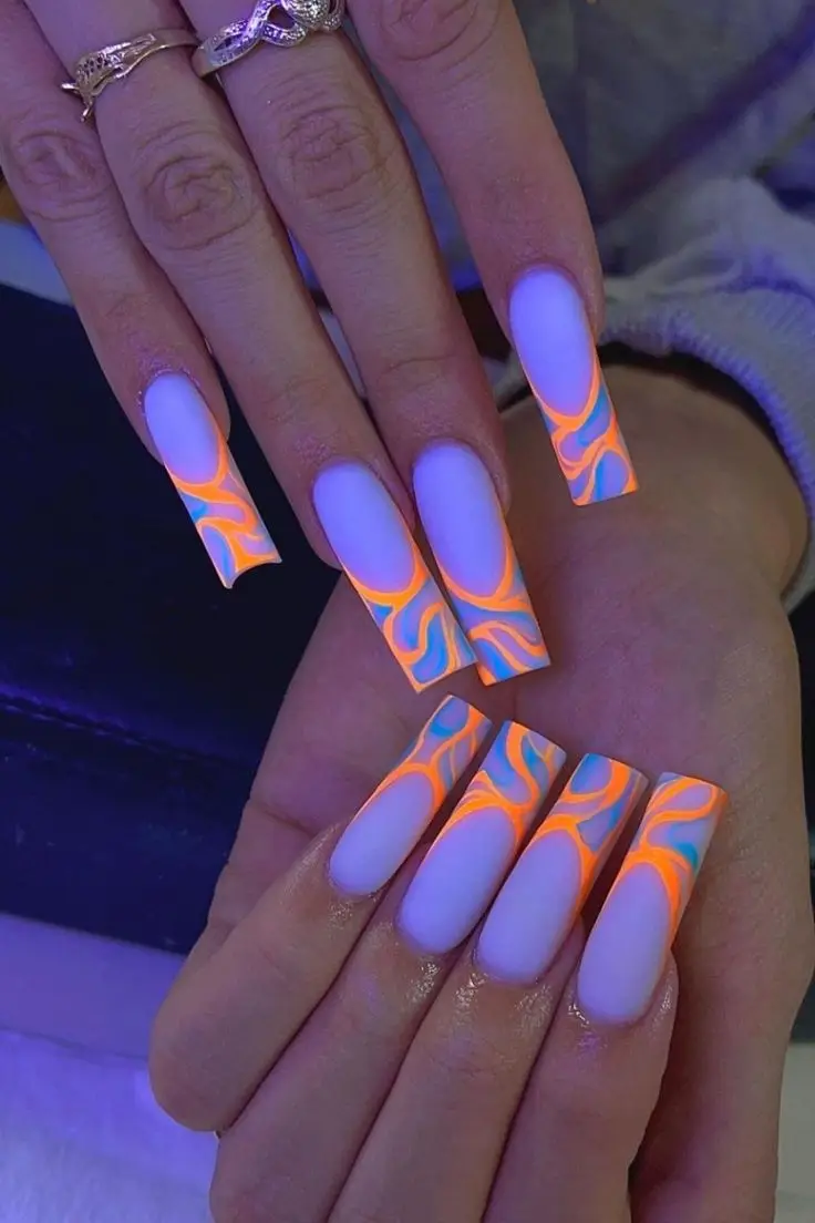 Whimsical Daisy Nails