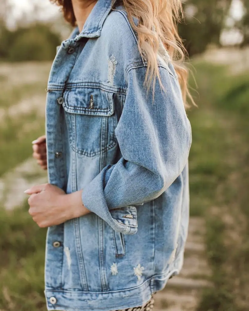 Jean jacket with vintage-style tapestry fabric on the shoulders and back panel