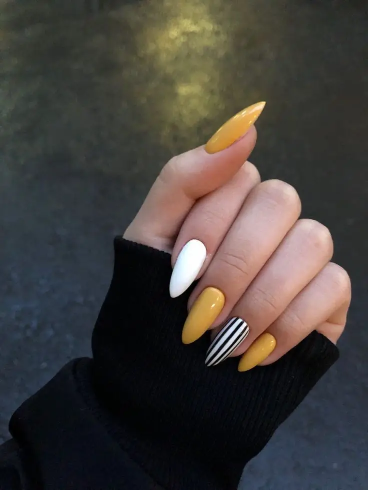 Short peach ombre nails with iridescent details