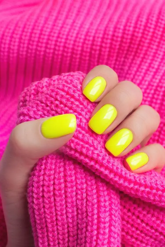Vibrant Daisy Delight Nails