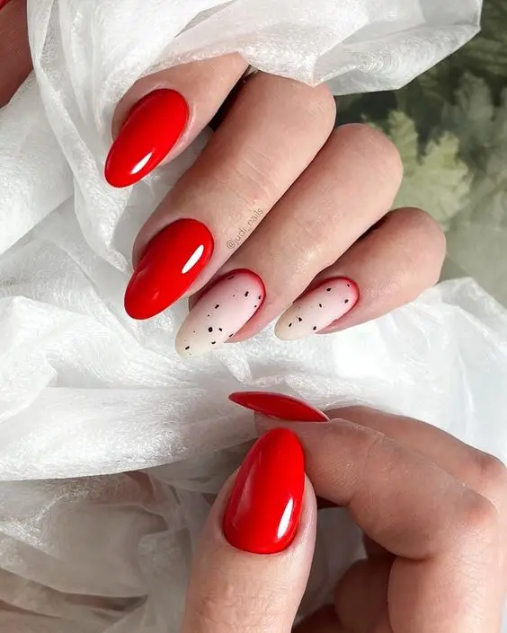 Golden Daisy Nails