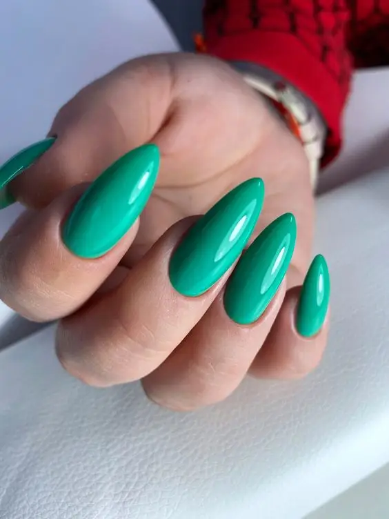 Daisy Accented Nails
