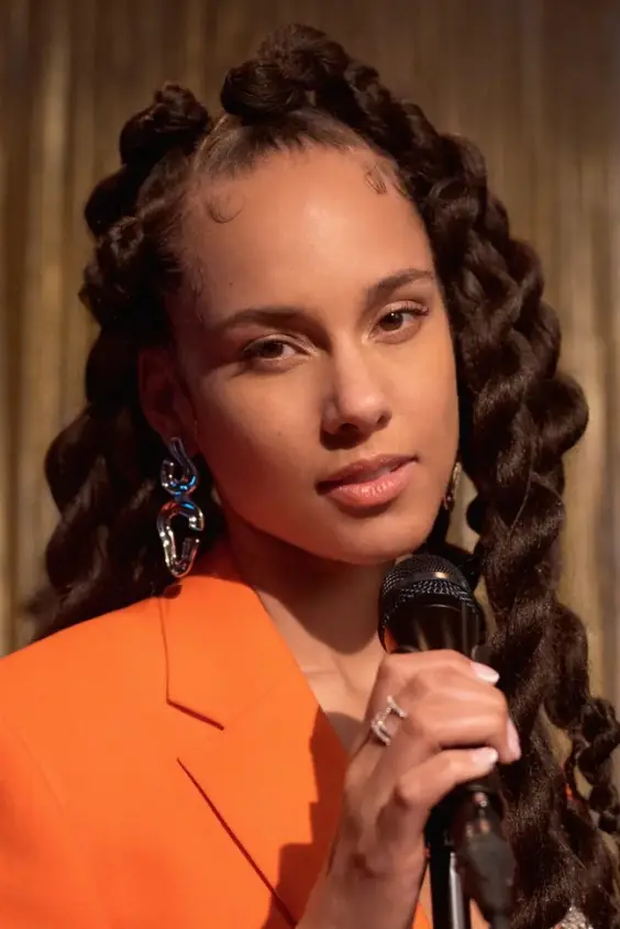 Alicia Keys displaying thick natural jumbo twists with a voluminous finish