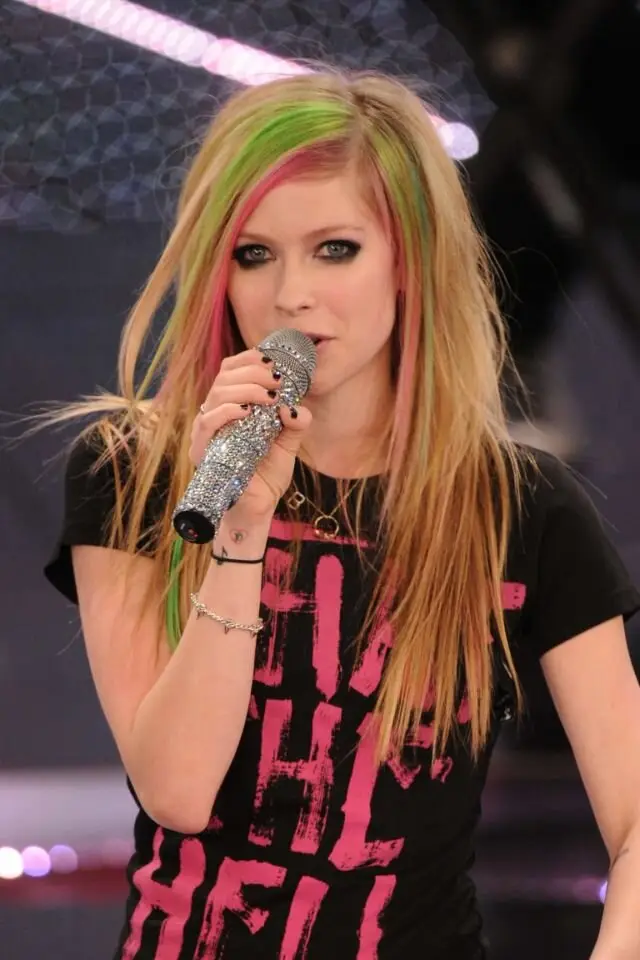 Avril Lavigne-inspired grunge outfit from the early 2000s.