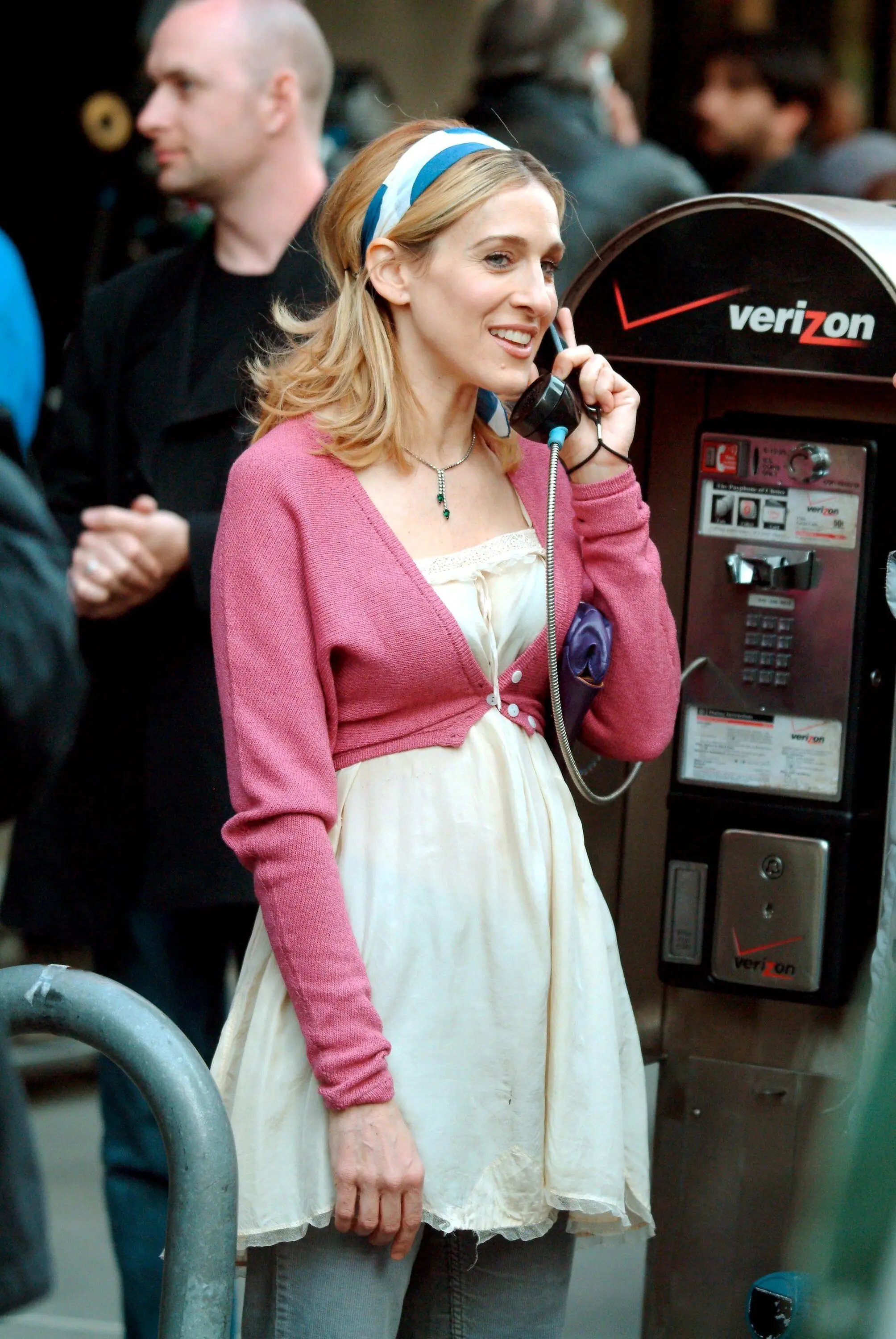 Elegant cocktail outfit inspired by Carrie Bradshaw, featuring a tulle skirt and shimmering accessories.