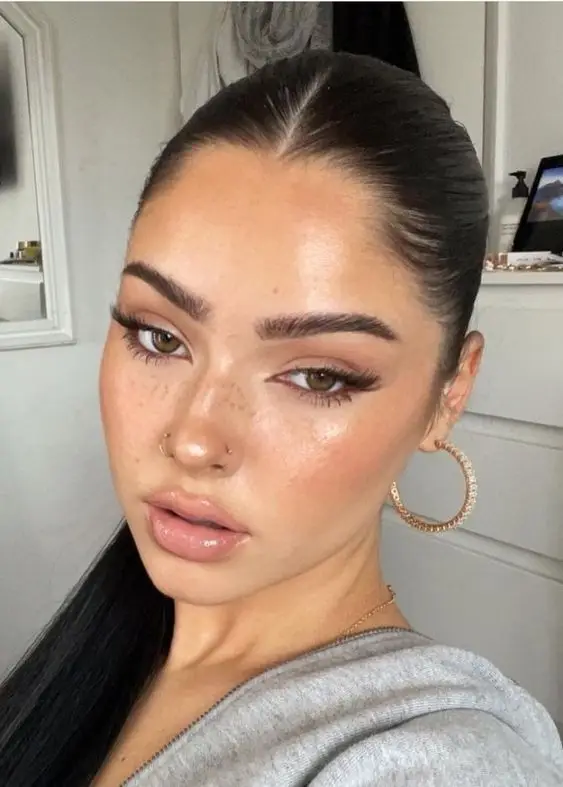 Natural glow with earthy tones and subtle contouring