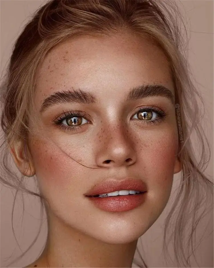Natural bronze makeup featuring warm golden tones and glowing skin