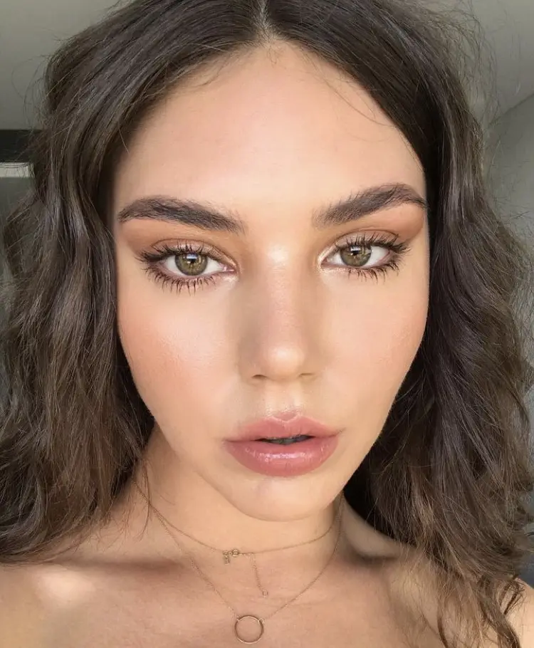 Bronzed makeup with radiant skin and warm earthy tones