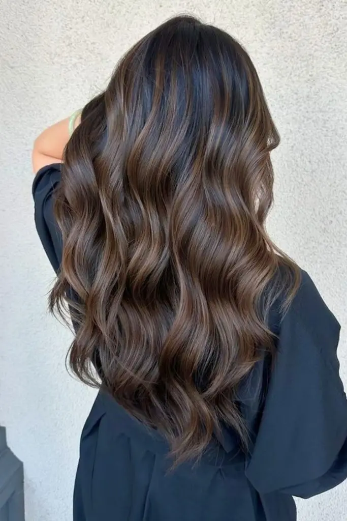 Mocha Brunette with Bold, Face-Framing Highlights